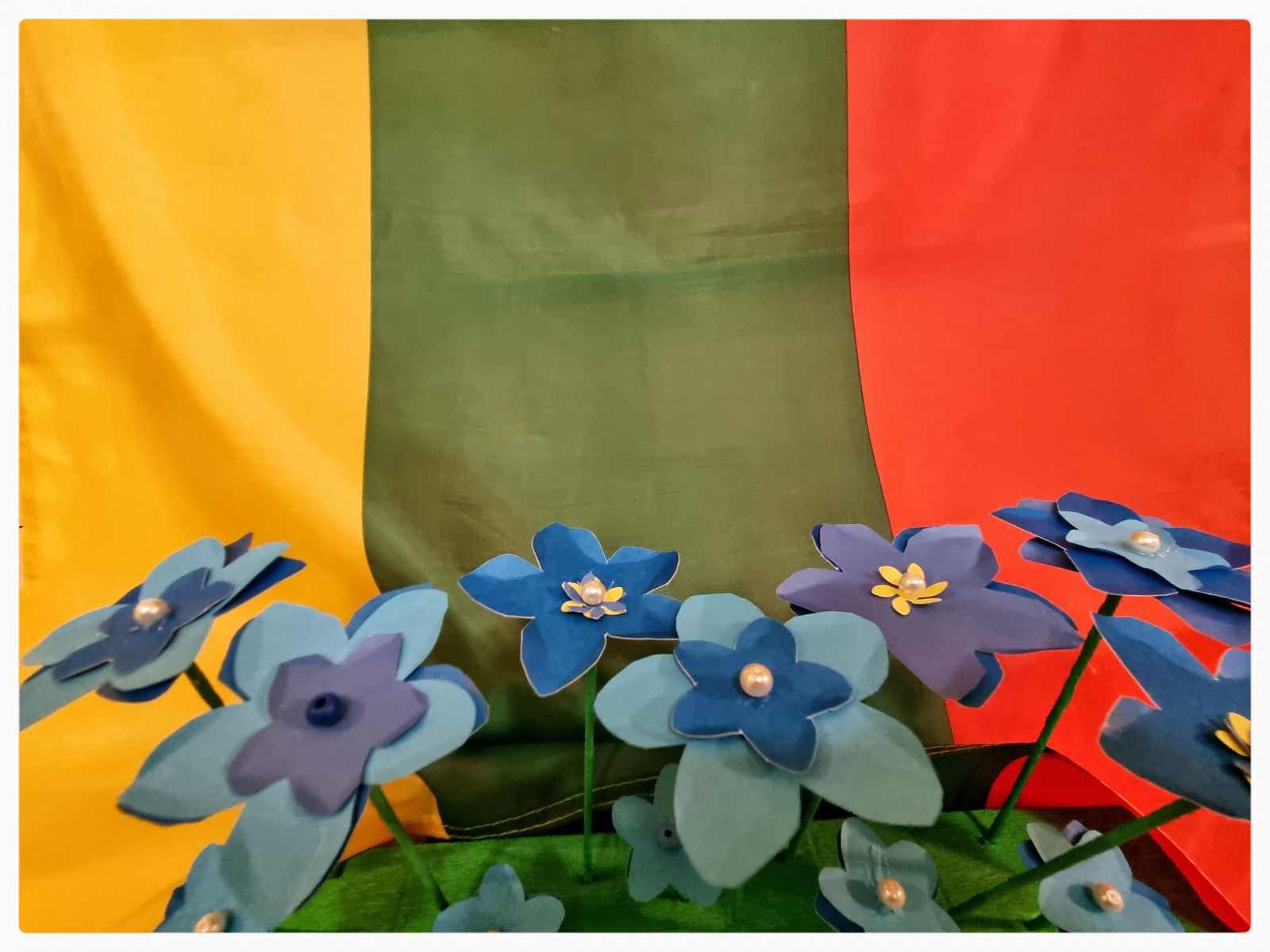 <p>Jau kelintus metus iš eilės sausio mėnesį neužmirštuolė tampa svarbia gėlele Lietuvoje- vieni ją segasi kaip simbolį, leidžiantį išreikšti pagarbą žuvusiems sausio 13-ją už mūsų visą laisvę. Kiekvienais metais vis daugiau žmonių įsitraukia į neužmirštuolės iniciatyvą ir mūsų globos namų gyventojai kirpo, lipdė  žiedus kurie šiandien puošia globos namus ir prisimena dėl ko esame laisvi.</p>
